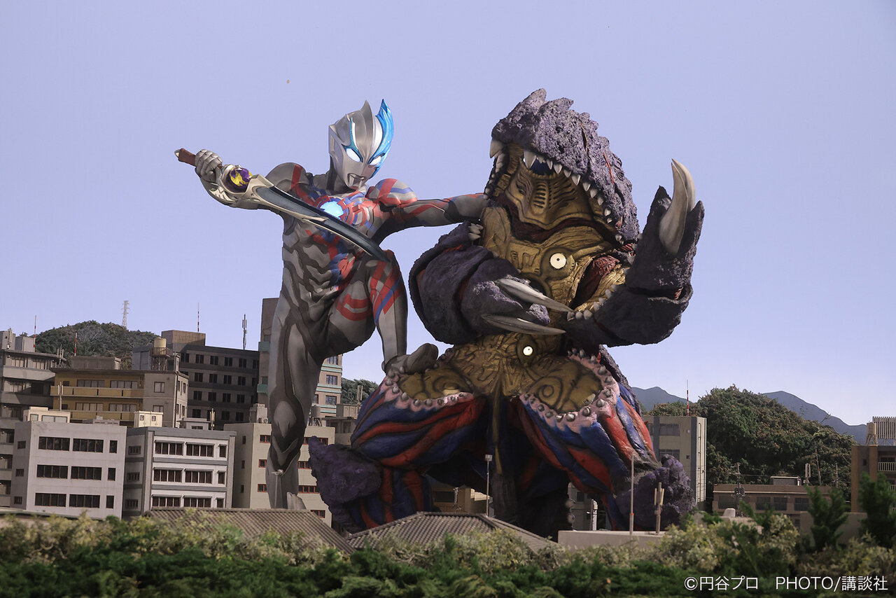 円盤形態から変形したナースと戦うウルトラセブン