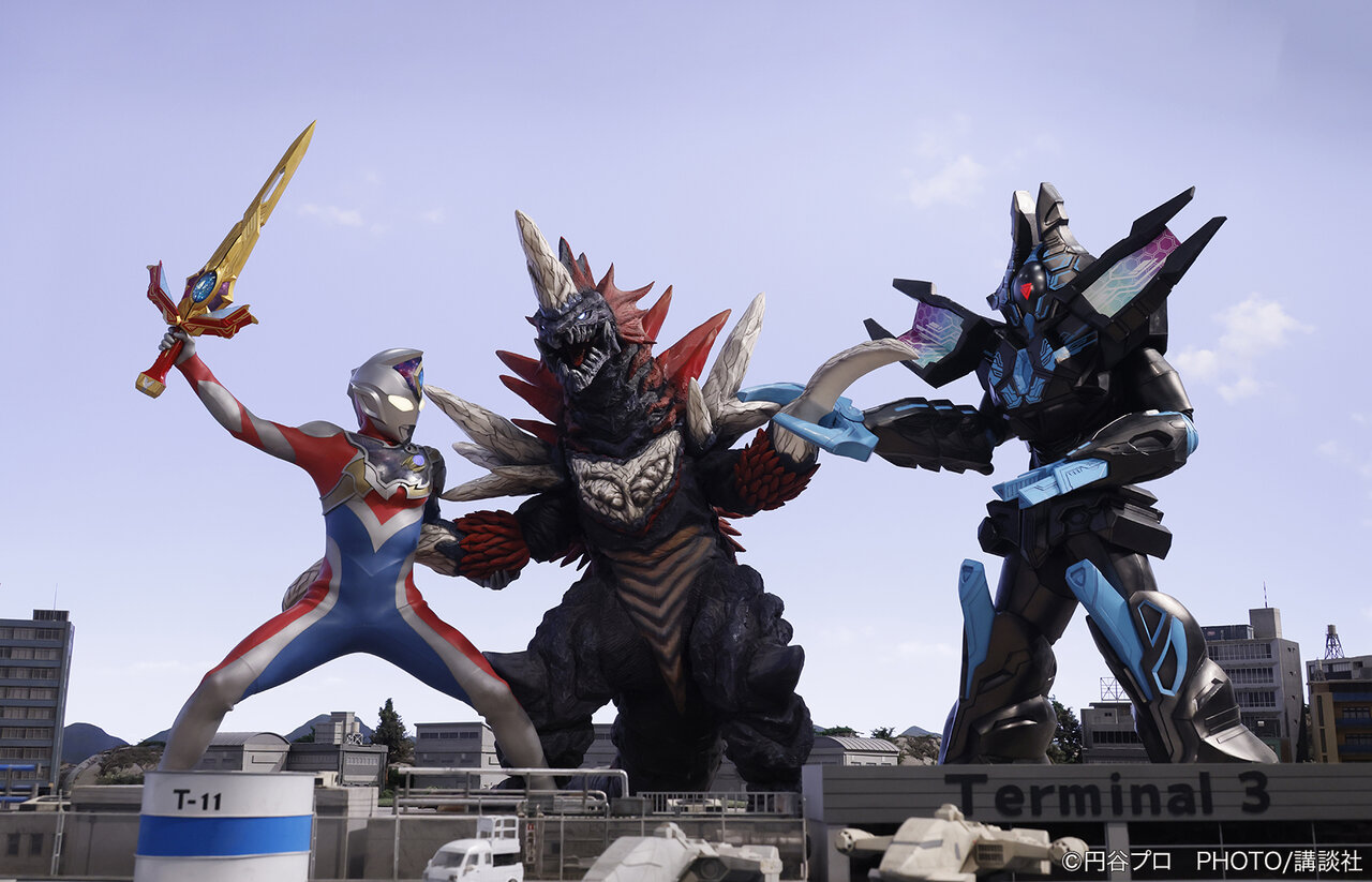 円盤形態から変形したナースと戦うウルトラセブン