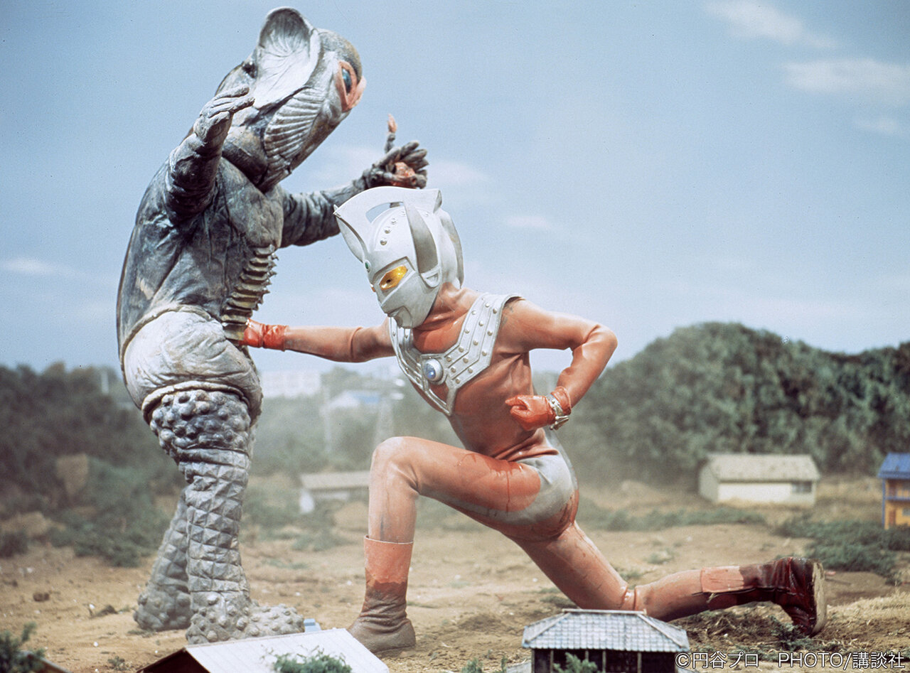 円盤形態から変形したナースと戦うウルトラセブン