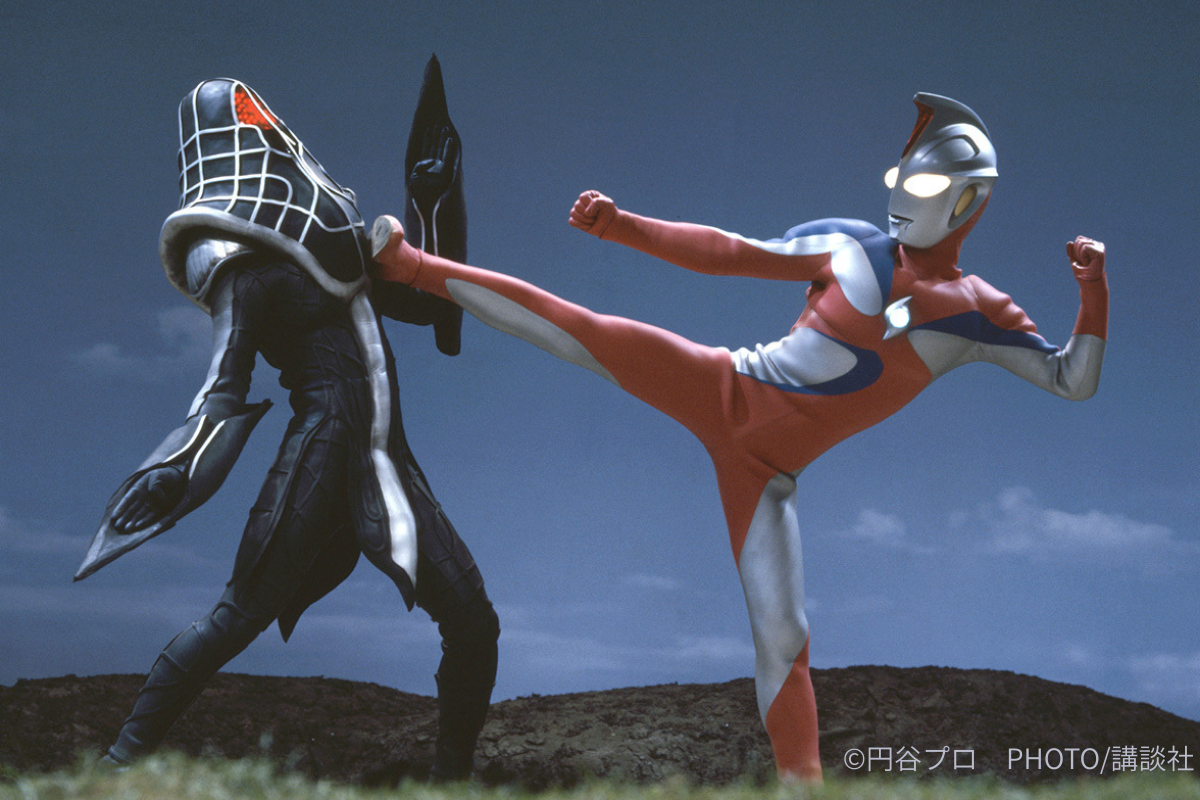 円盤形態から変形したナースと戦うウルトラセブン