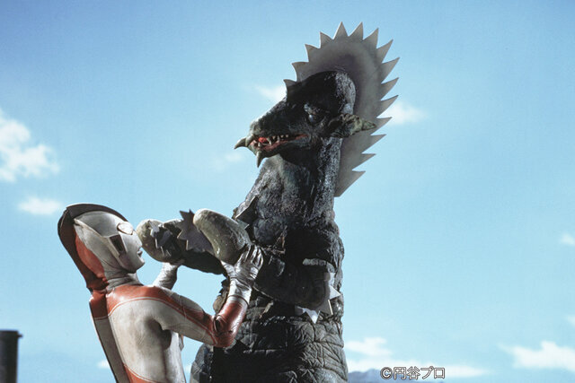 円盤形態から変形したナースと戦うウルトラセブン