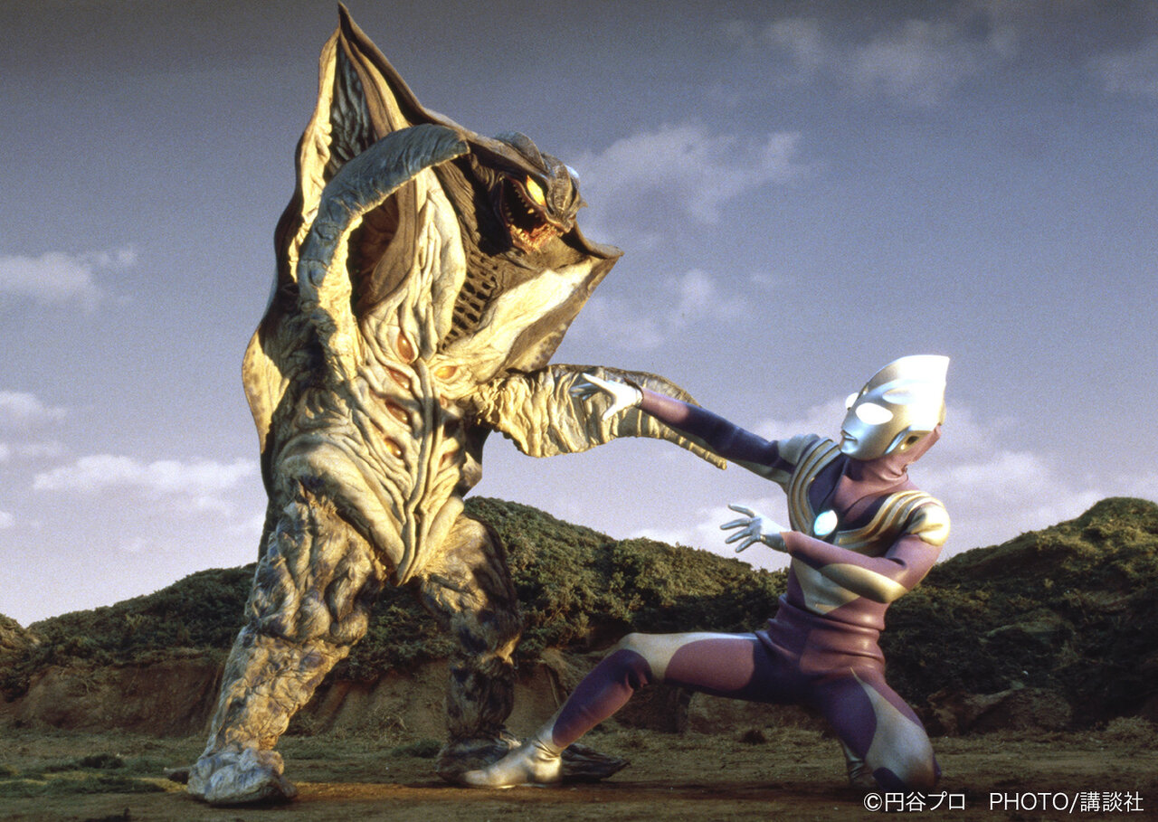 円盤形態から変形したナースと戦うウルトラセブン