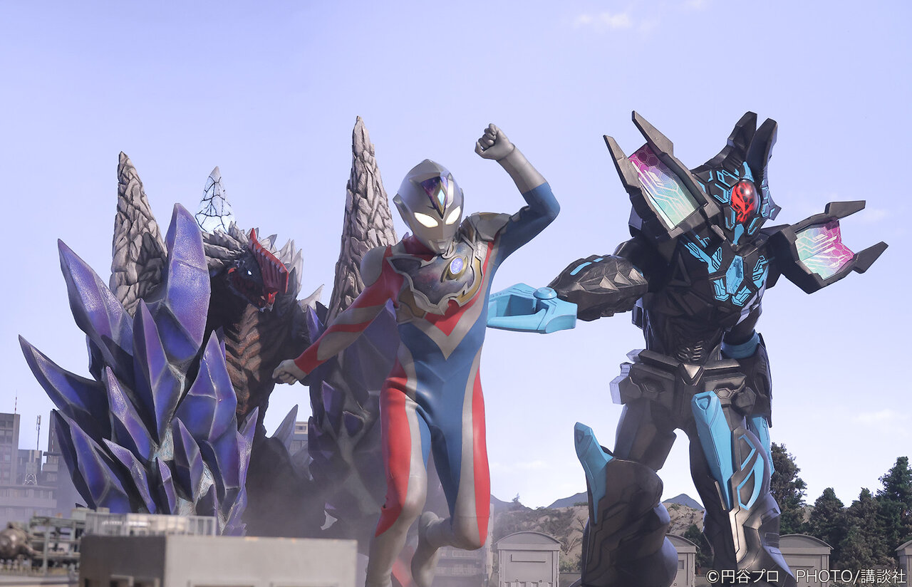 円盤形態から変形したナースと戦うウルトラセブン