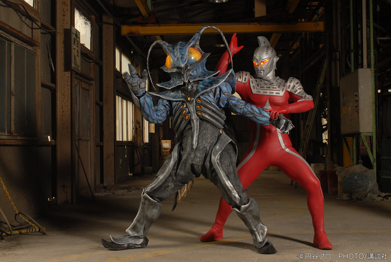 円盤形態から変形したナースと戦うウルトラセブン