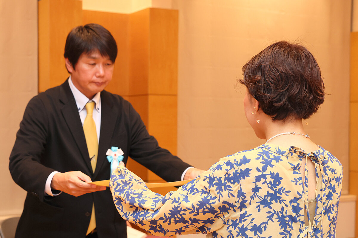 ▲授賞式では賞状と賞金が講談社第三事業本部本部長より授与された