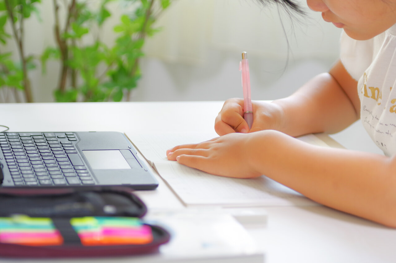 ▲我が子の不登校の背景には、もっと深い困りごとが隠れていた（写真はイメージです：アフロ）