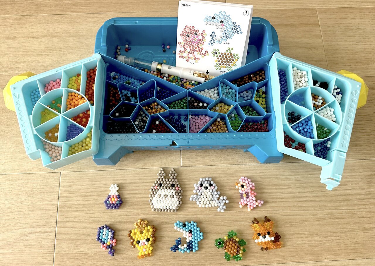 アクアビーズのセットと作品の数々