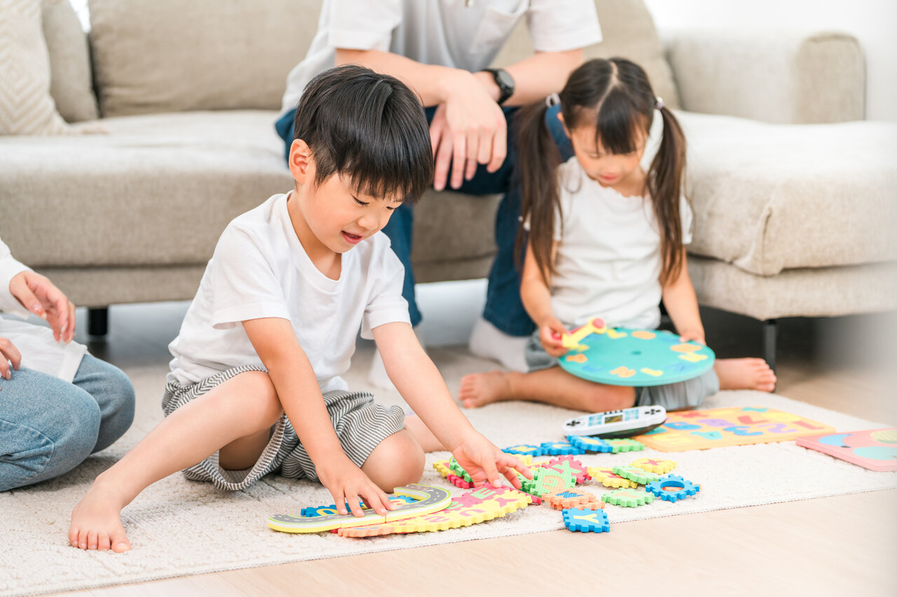 親子で知育玩具で遊ぶ