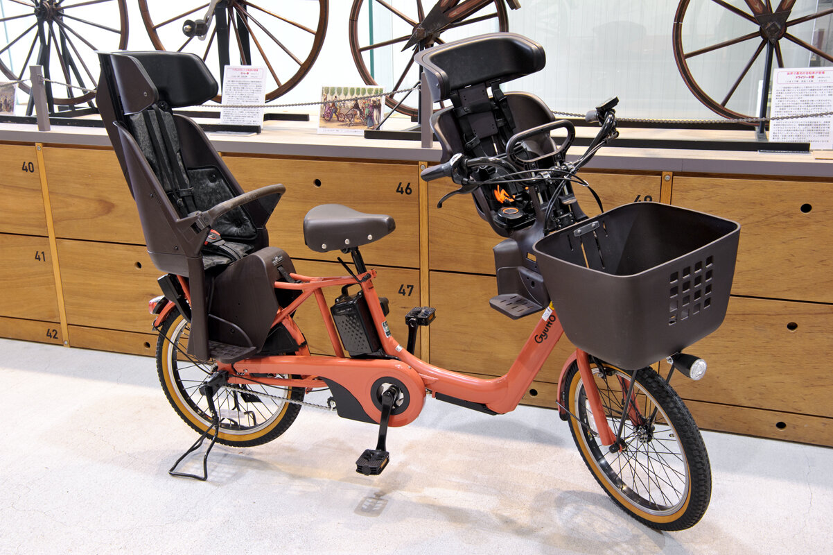 ▲子ども乗せシート付きの電動アシスト自転車