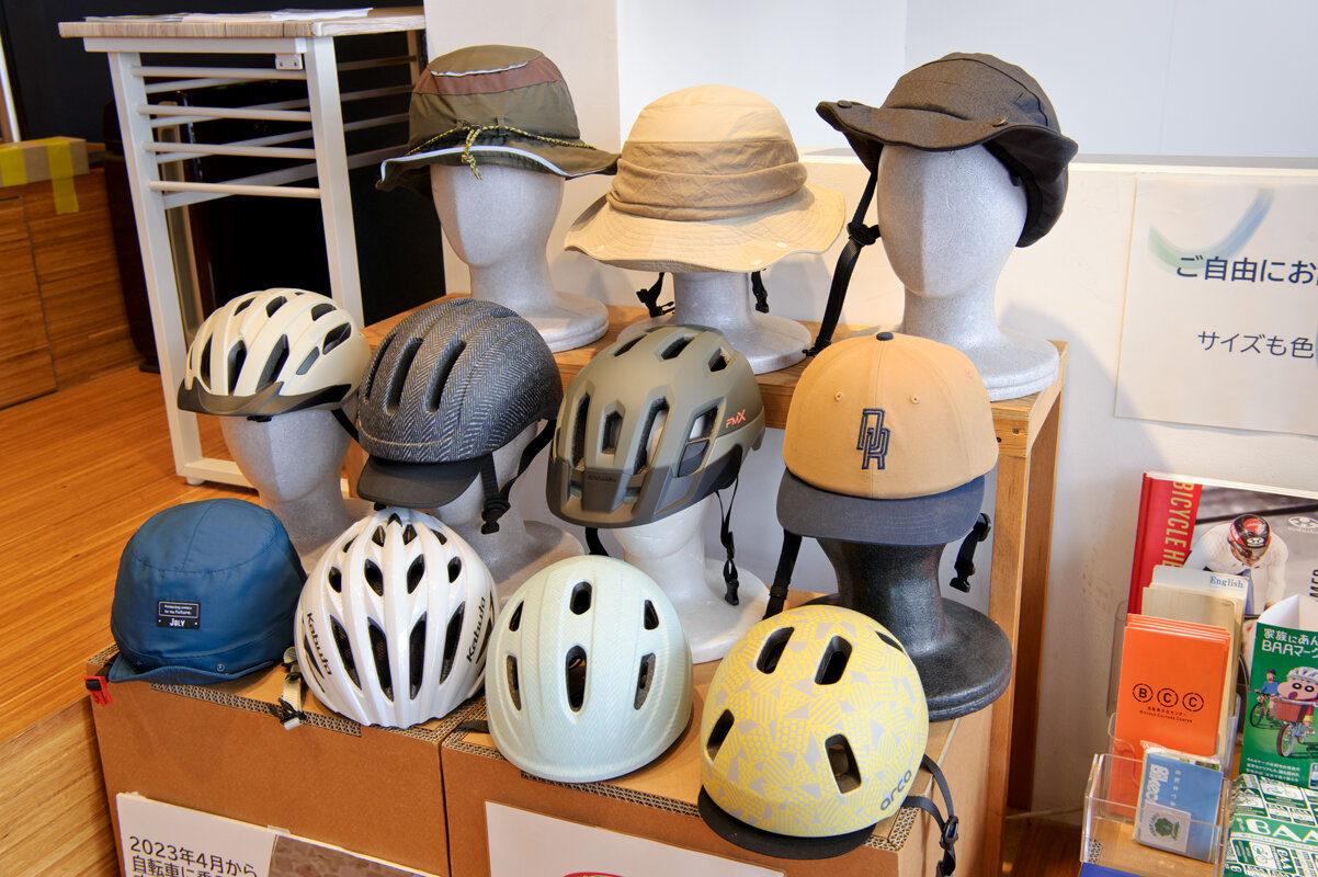 ▲令和５年に着用が努力義務化されたことでも話題になった自転車用のヘルメット。自転車文化センターでは、様々な種類を展示している。