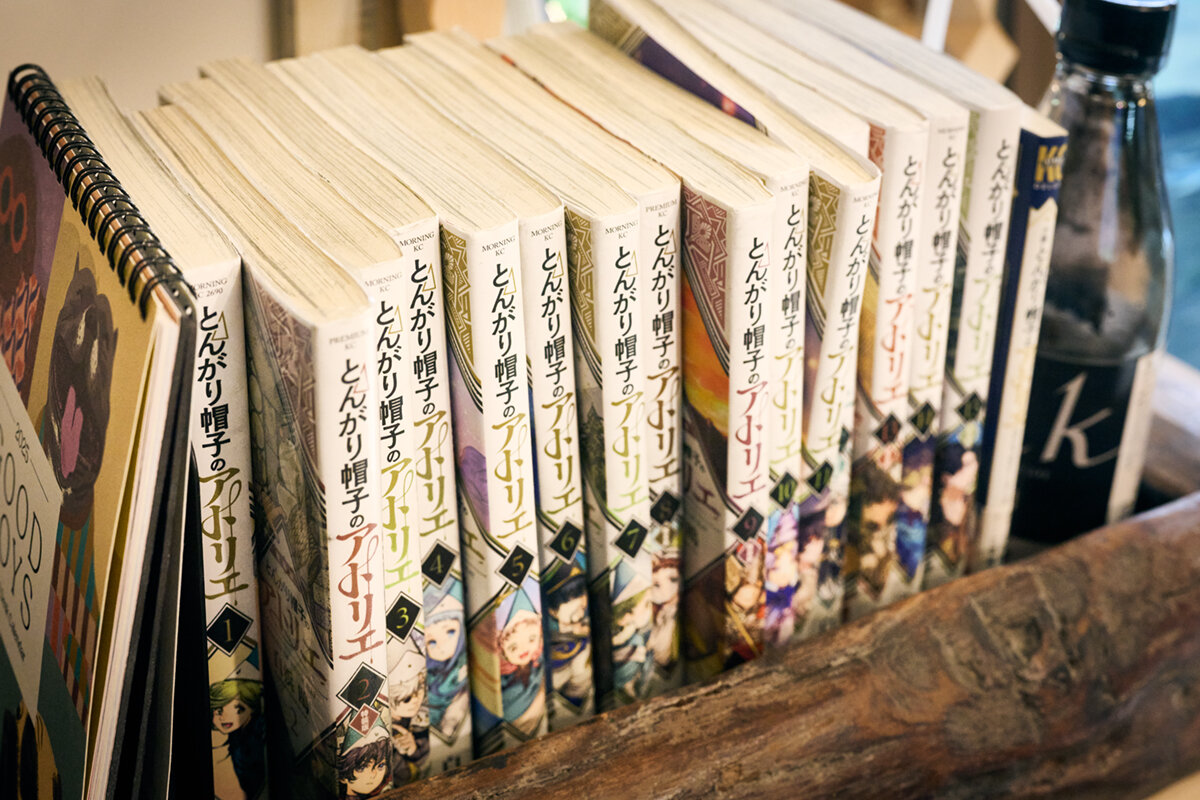 ▲『とんがり帽子のアトリエ』が並ぶ、白浜さんのデスク。ここから、世界を魅了する魔法の物語が紡ぎ出されていく。