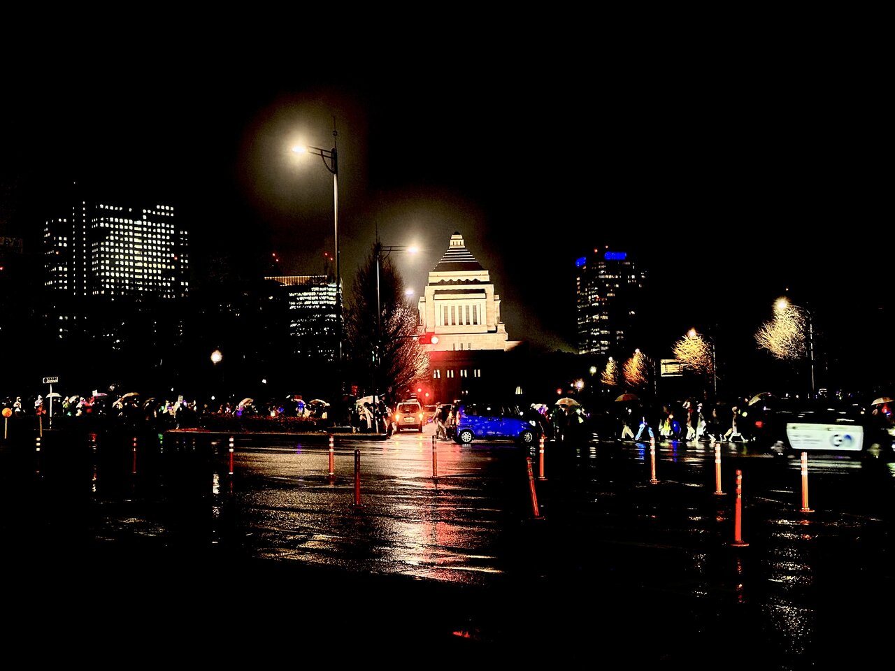 ▲3月25日に国会議事堂前で行われたデモでは、雨の中２万5000人が「戦争反対」「改憲反対」を訴えた（東京都・千代田区）