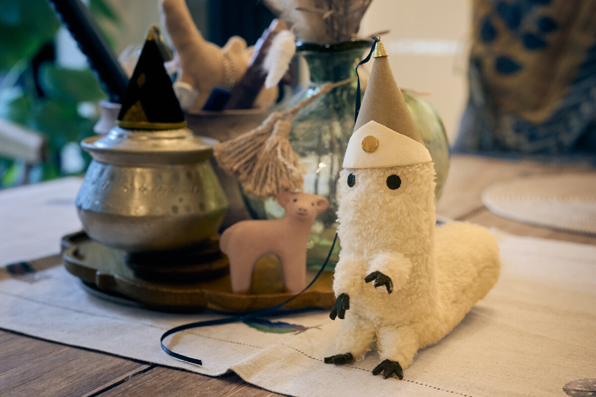 ▲「フデムシ」は筆のような毛を持つ小動物で、主人公ココに懐いている可愛らしいキャラクター。白浜さんのアトリエには、ミニサイズのとんがり帽子を被ったフデムシのぬいぐるみが！　ちょこんと座る姿がとってもキュート。