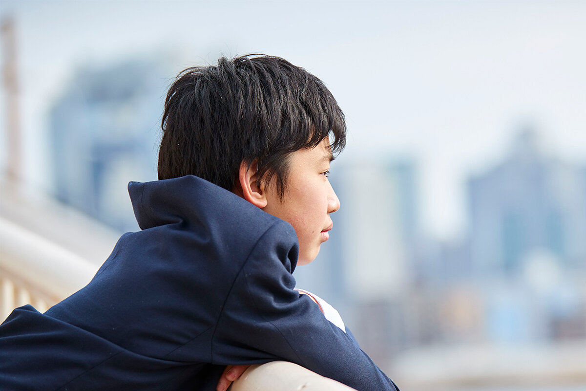 遠くを見つめる少年の写真。誰にも言えない孤独」と、読書感想文という営みが持つ可能性について綴る記事のサムネイル
