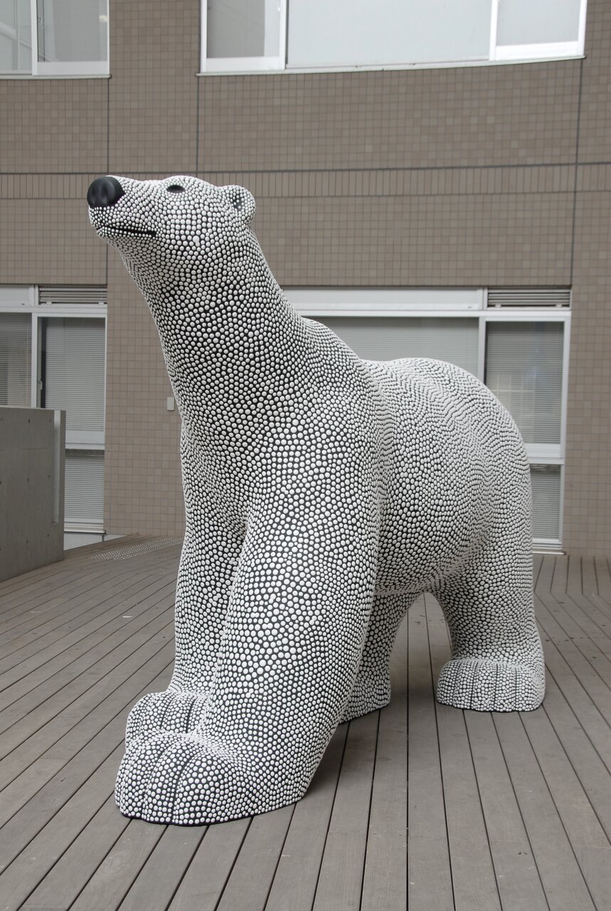 鍵野壮太「polkadots」2007年　東京芸術大学蔵  ──────────── 「7限目　動物の目で作品を見てみよう」では、動物をモチーフにした様々な作品がならびます。「かわいい」という素直な感覚からスタートし、表現の意図、制作当時の文化や環境などに目を向けていく。美術作品を自分なりの視点で楽しむことを肯定し、自分と作品や作家との距離を縮めていく鑑賞体験を目指します。