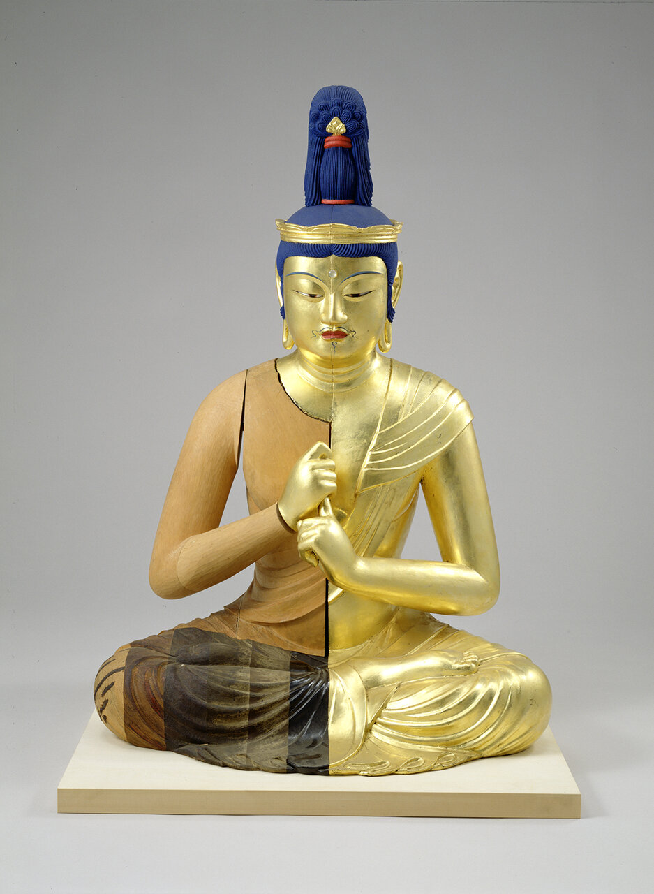 信太司「快慶作大日如来坐像による木彫仏像技法研究」1987年　東京藝術大学 ──────────── 『藝大式美術の“ミカタ”―この夏、藝大生になる―』の展示「6限目　藝大式、仏像のお医者さん」では、仏像など彫刻の保存修復には欠かせない“模刻”について、その目的や意義を、歴史とともに分かりやすく紹介。藝大コレクションの中でも屈指の名品である快慶の大日如来坐像を中心に、原作とその模刻の比較や近年の科学的な調査を重視した修復の手法などを体験的に学べる。