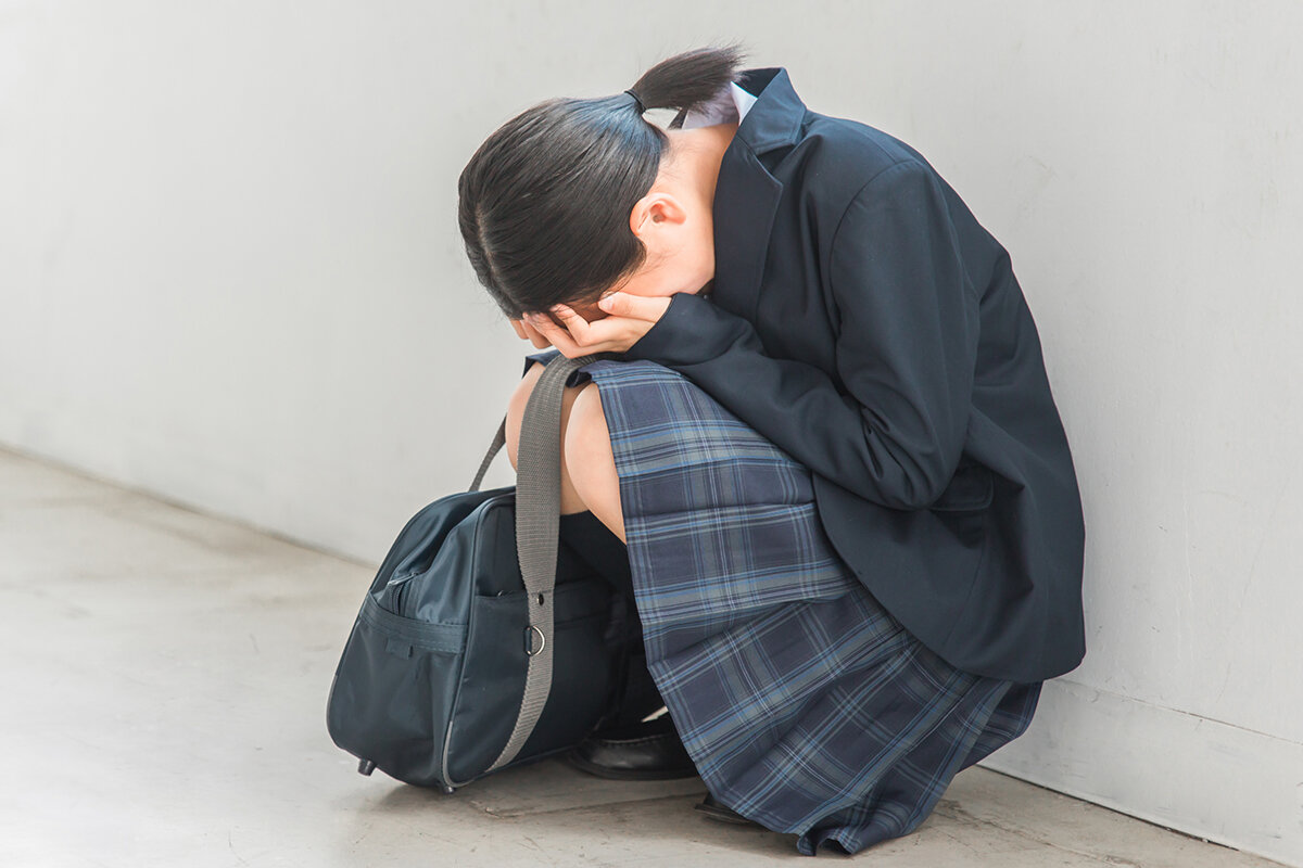 うずくまる女子中学生のようす　写真：graphica/イメージマート