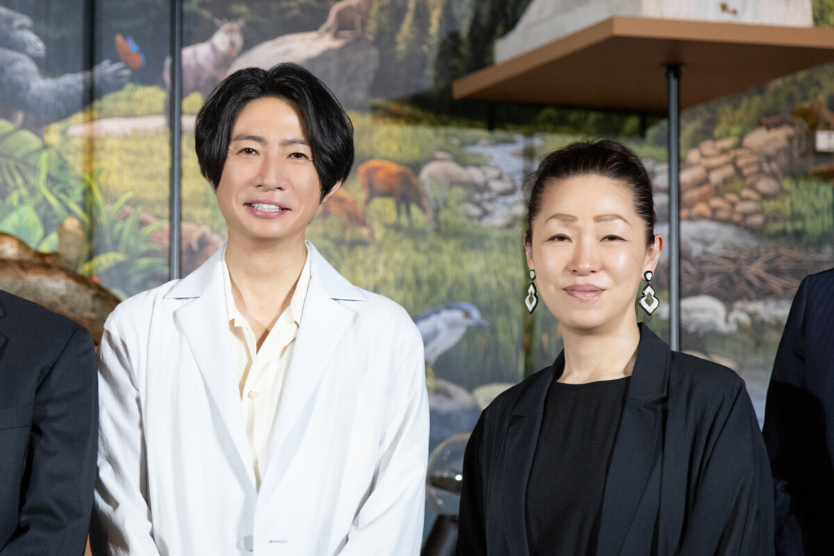本展公式ナビゲーターの相葉雅紀さん（左）と総合監修の田島木綿子さん（右）
