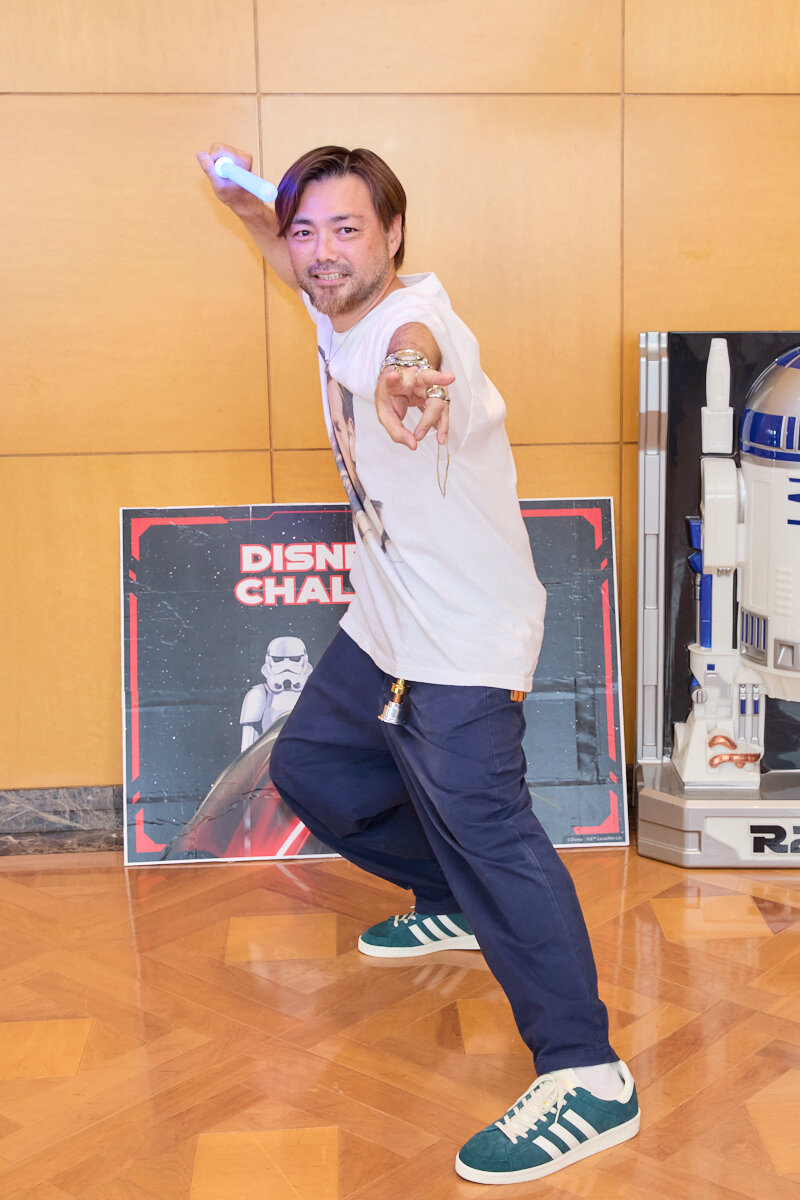 ▲ライトセーバーを持ってポーズ！　クイズの難しさを語りつつも、やり遂げた笑顔を見せてくれた参加者。