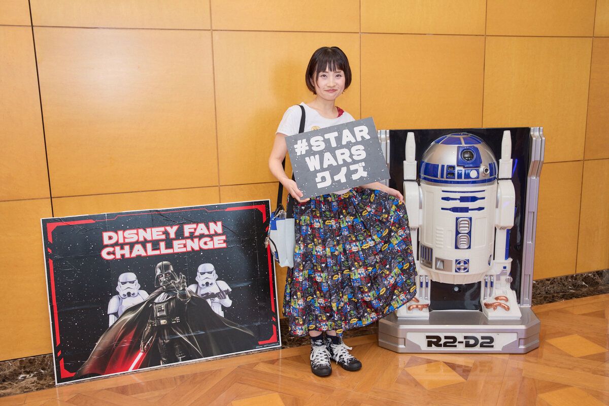 ▲スター・ウォーズ柄のスカートや靴を身につけクイズに挑んだ参加者。