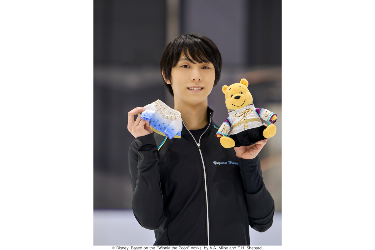 完成サンプルを手にする羽生さん