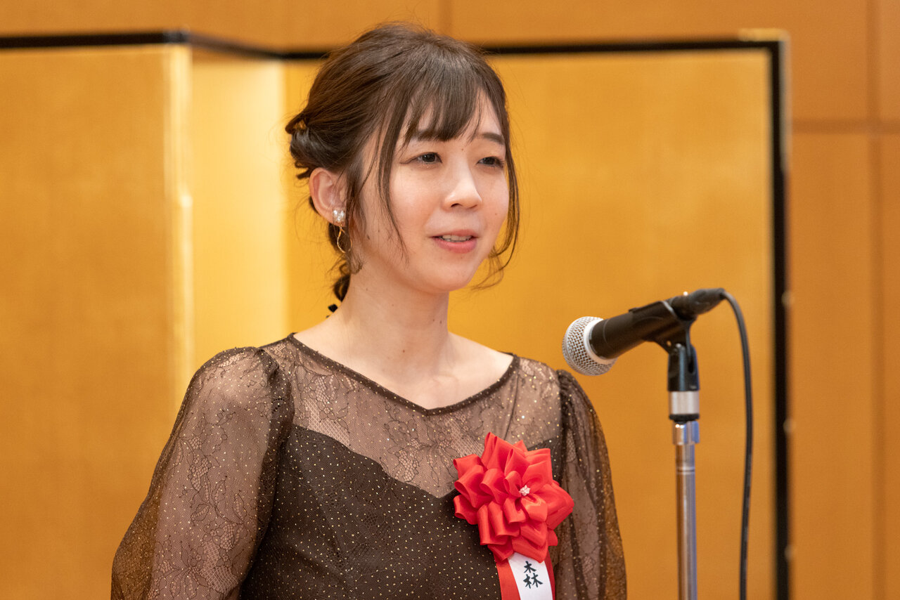 ▲『生き延びよ！忍者同好会』で第67回 講談社児童文学新人賞を受賞した森　名子（もり　なこ）氏。