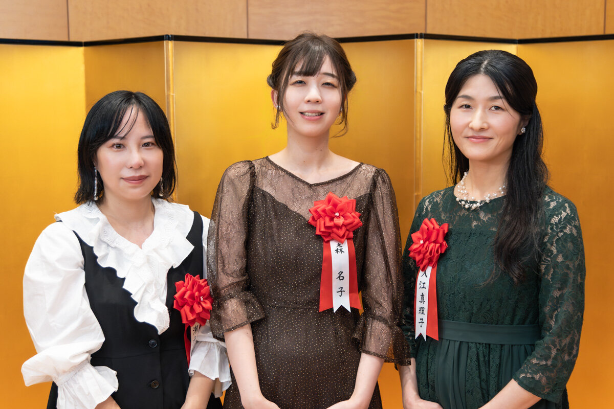 ▲第67回（2026年度）講談社児童文学新人賞を受賞した、森名子氏（中央）、佳作を受賞した瀬戸かなた氏（左）、入江真理子氏（右）