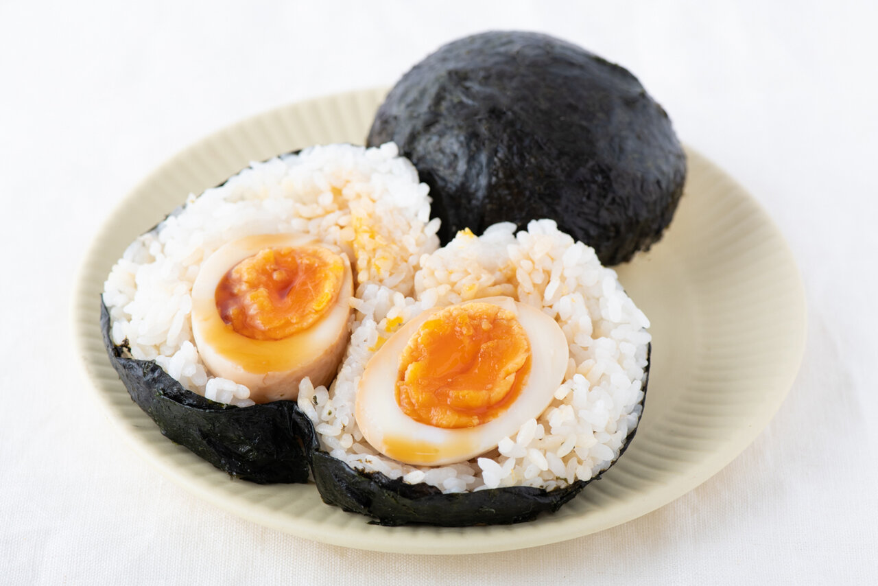 丸ごと漬け半熟卵のおにぎり