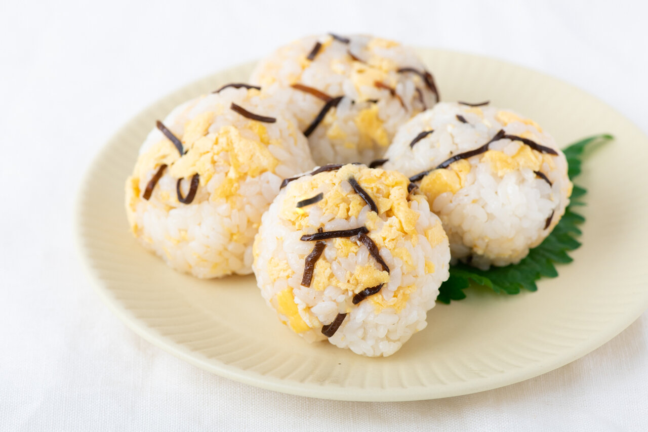 塩昆布と炒り卵のおにぎり